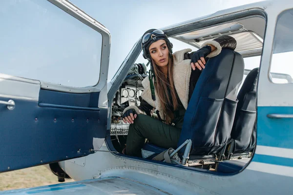 Meisje in het beeld van een piloot Stockfoto