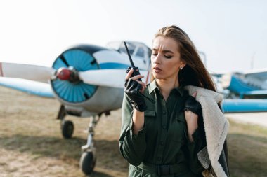 Bir pilot suretinde bir kız