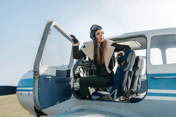 Bir pilot suretinde bir kız