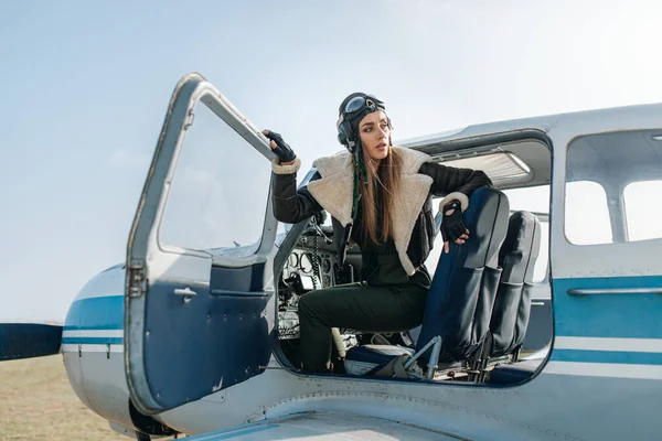 Meisje in het beeld van een piloot Rechtenvrije Stockfoto's