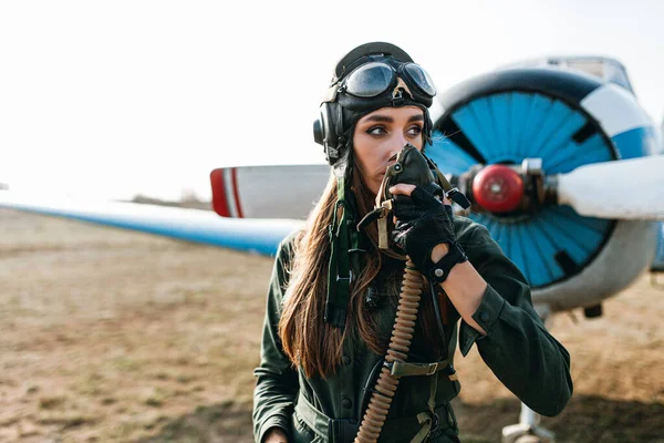 Mädchen im Bild eines Piloten — Stockfoto