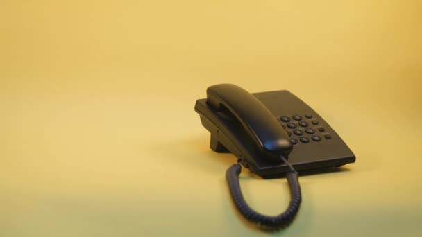Tryckknapp telefon på en gul bakgrund — Stockvideo
