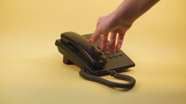 téléphone à bouton-poussoir sur fond jaune 