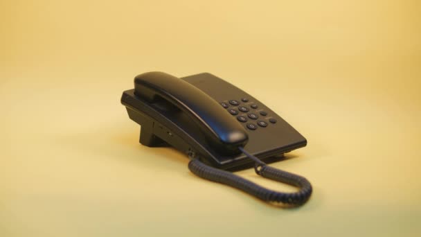 Tryckknapp telefon på en gul bakgrund — Stockvideo