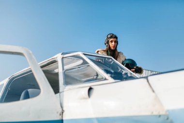 Bir pilot suretinde bir kız