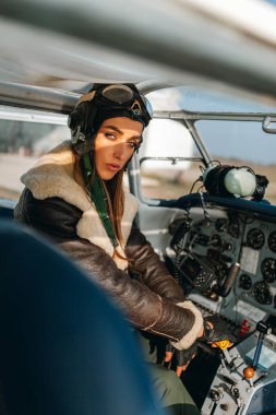 Bir pilot suretinde bir kız