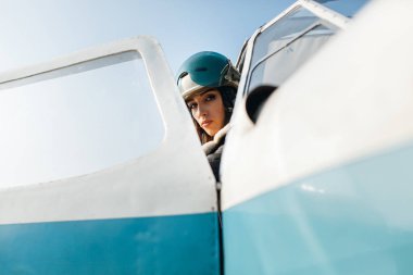 Bir pilot suretinde bir kız