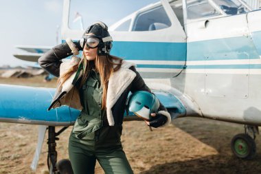 Bir pilot suretinde bir kız