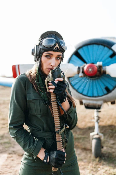 Meisje in het beeld van een piloot — Stockfoto