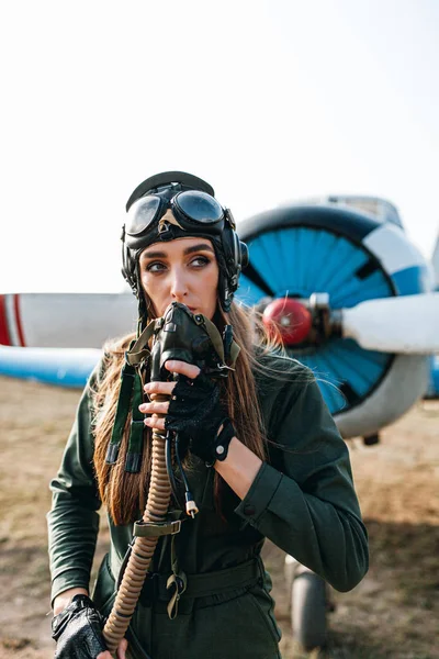 Meisje in het beeld van een piloot — Stockfoto