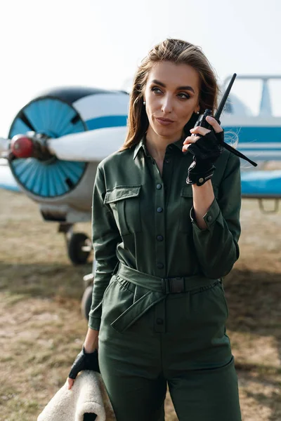 Bir pilot suretinde bir kız