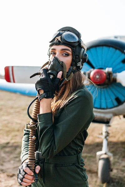 Meisje in het beeld van een piloot Rechtenvrije Stockafbeeldingen
