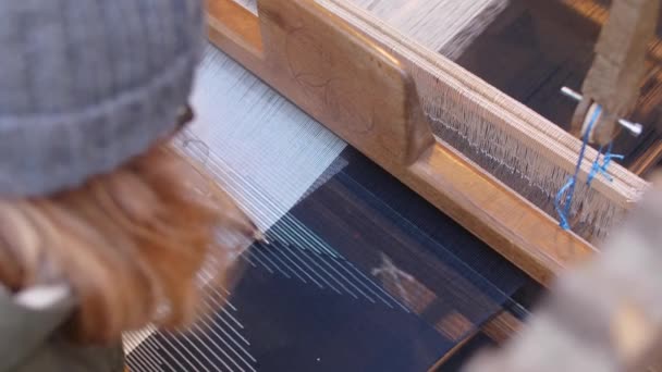 On the street on a loom — Stok video