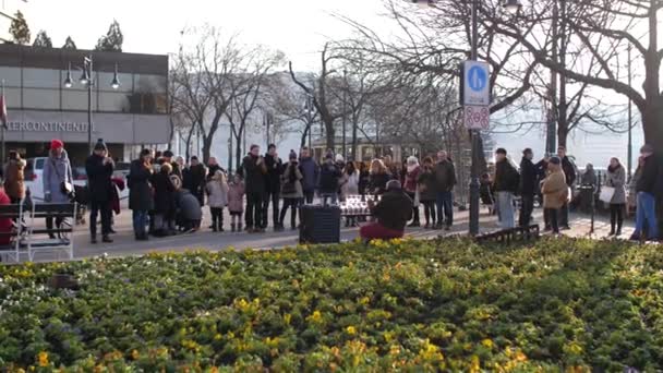 Artista de rua joga óculos — Vídeo de Stock