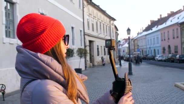 Girl shoots video on gopro — Stok video