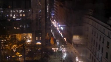 Dönme dolaptan gece şehrine manzara