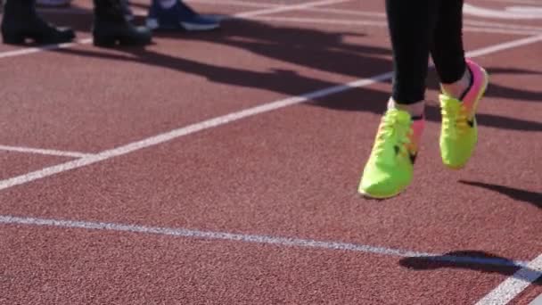 Im Slow-Motion-Mädchenlauf im Stadion — Stockvideo