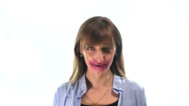 Beyaz arka planda maskeli kız