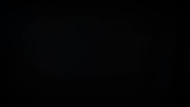 Mains féminines sur fond noir