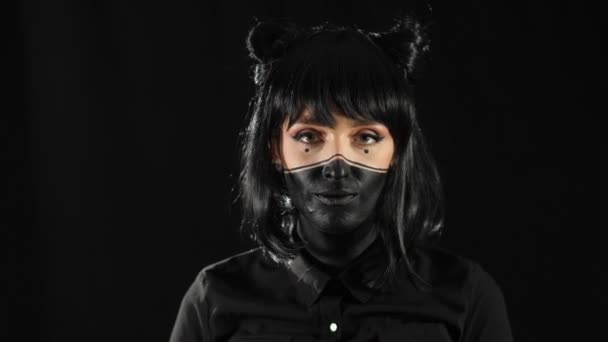 Flicka i svart makeup — Stockvideo