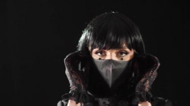 Siyah makyajlı kız