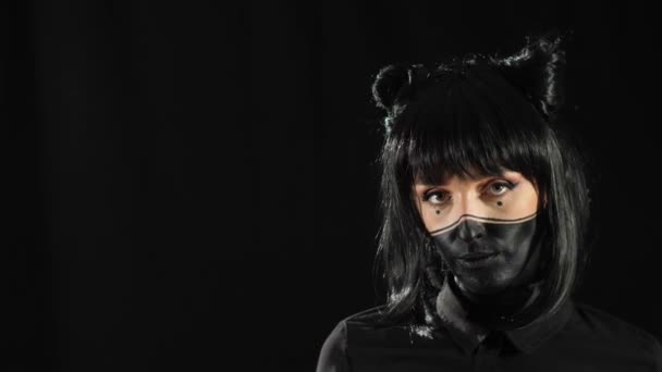 검은 화장을 한 여자 — 비디오