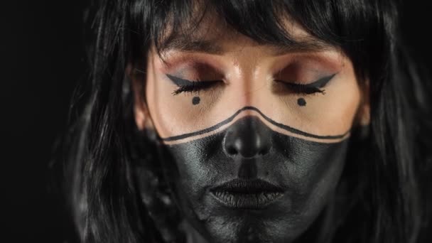 Дівчина в чорному макіяжі — стокове відео