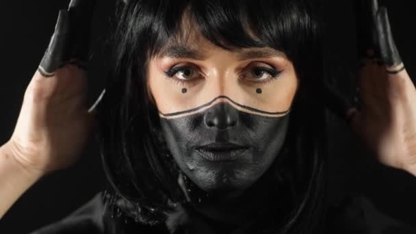 Mädchen in schwarzem Make-up — Stockvideo