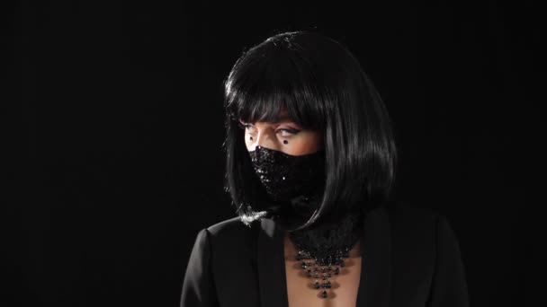 Девушка в черном макияже — стоковое видео