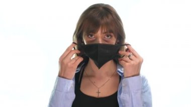 Beyaz arka planda maskeli kız