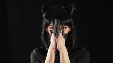 Siyah makyajlı kız