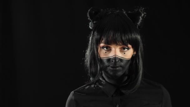 Дівчина в чорному макіяжі — стокове відео