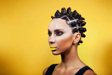 Yaratıcı saç stili olan kız