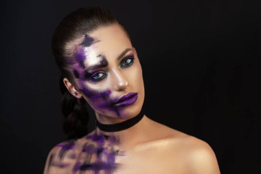 Kız model, koyu arkaplanda makyajlı bir portre..