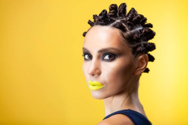 Yaratıcı saç stili olan kız