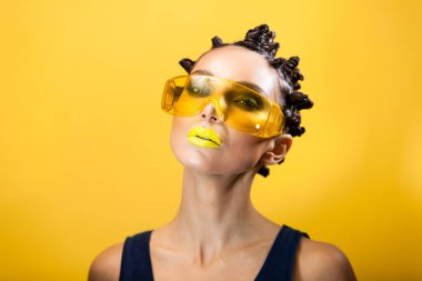 Yaratıcı saç stili olan kız