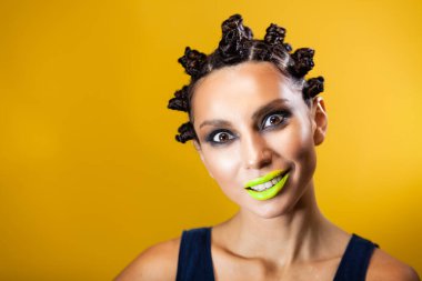 Yaratıcı saç stili olan kız