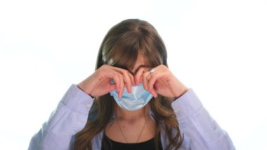 Beyaz arka planda maskeli kız