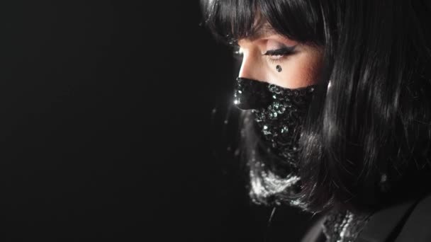 Chica en negro maquillaje — Vídeos de Stock