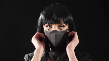 Siyah makyajlı kız