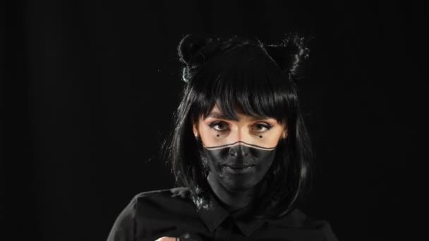 Девушка в черном макияже — стоковое видео