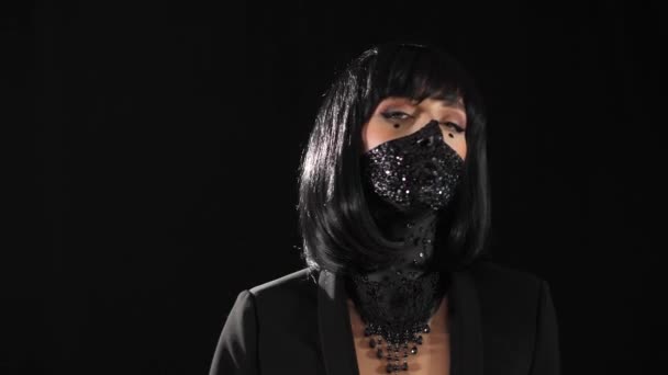 Chica en negro maquillaje — Vídeo de stock