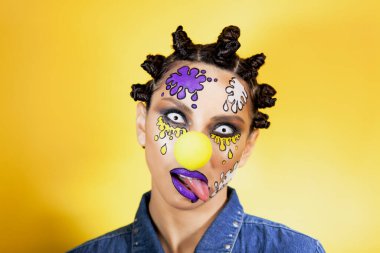 Yaratıcı saç stili olan kız