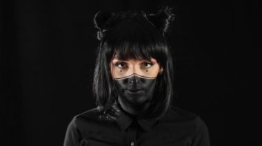 Siyah makyajlı kız