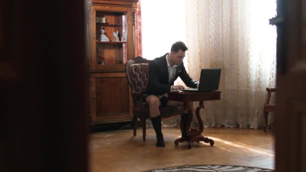 Hombre de negocios trabajando en casa sin pantalones — Vídeo de stock