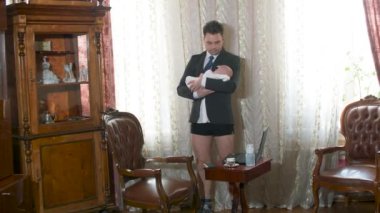 İş adamı evde bir çocukla çalışır.