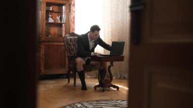 İş adamı evde pantolonsuz çalışıyor.