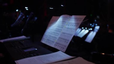 Tiyatro sahnesinde konser