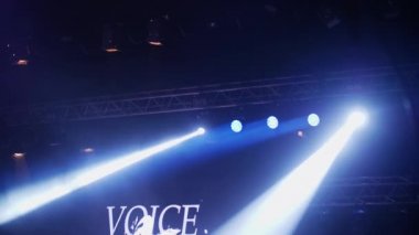 Tiyatro sahnesinde konser