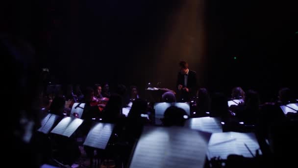 Concert op het podium van het theater — Stockvideo